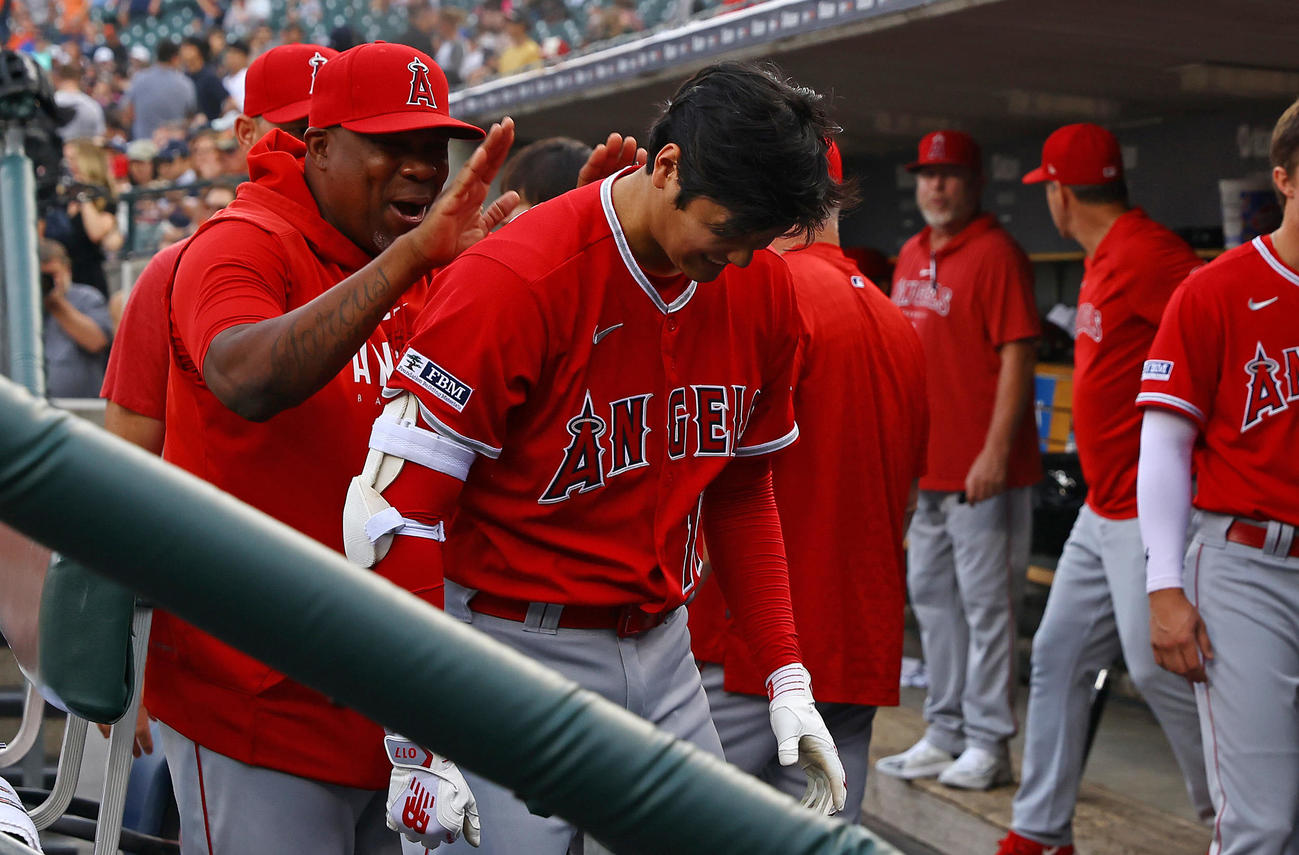 タイガース対エンゼルス　試合前、コーチから背中をたたいてもらい気合いを入れるエンゼルス大谷（中央）（撮影・垰建太）