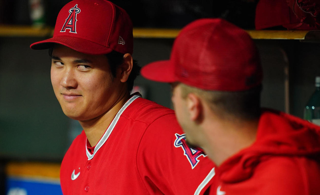 タイガース対エンゼルス　ベンチでエンゼルス大谷（左）はネトとさまざまな表情を見せながら談笑する（撮影・垰建太）