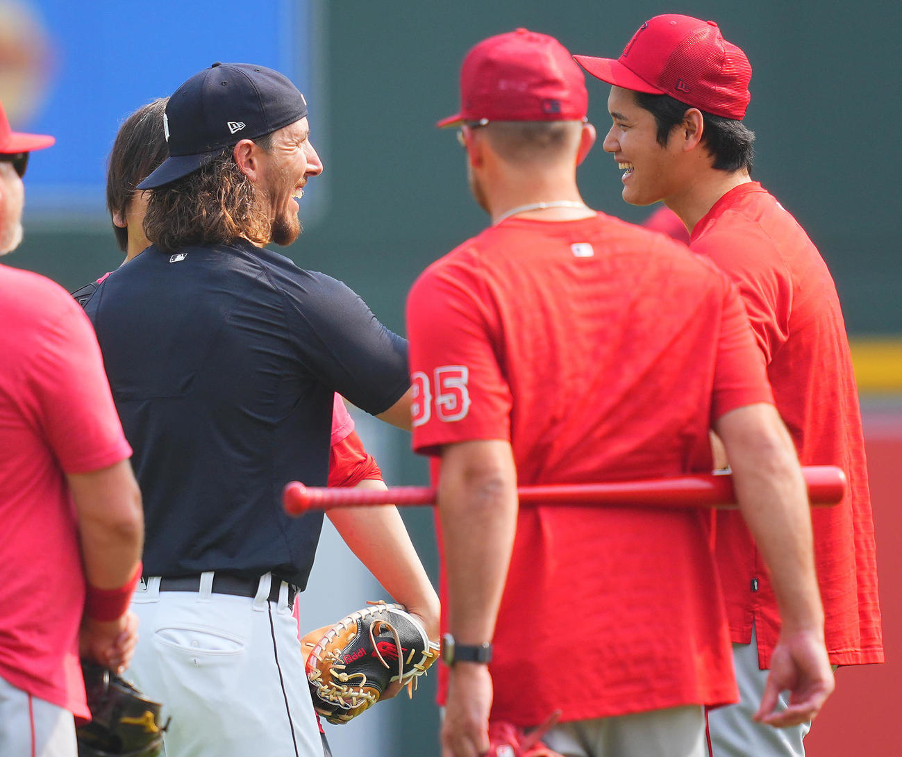 タイガース対エンゼルス　試合前練習を終えたエンゼルス大谷（右）は元同僚でタイガースのロレンゼンと談笑する（撮影・垰建太）