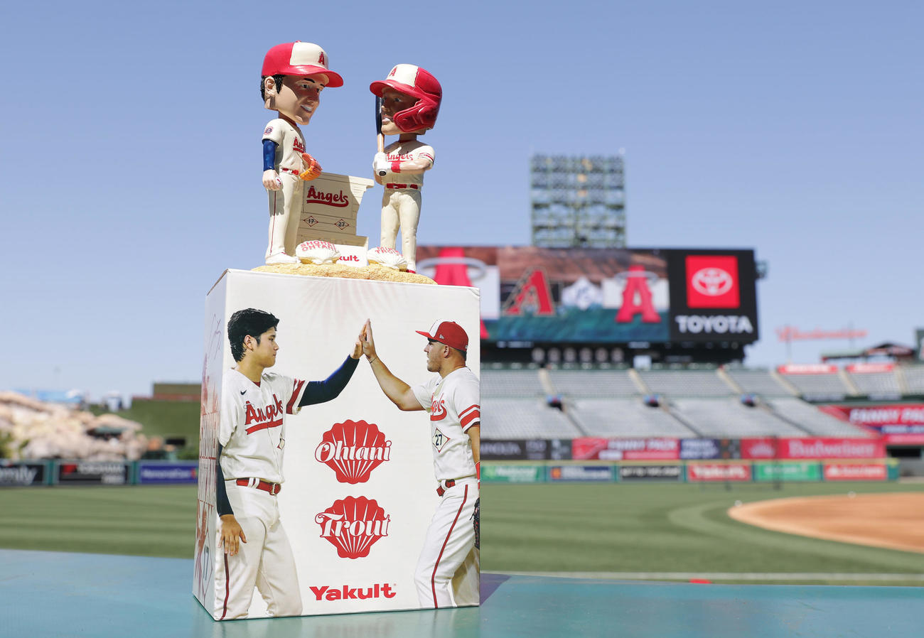 エンゼルス対ダイヤモンドバックス　来場者の先着2万5000人に配られた大谷とトラウトのボブルヘッド（2023年7月1日）