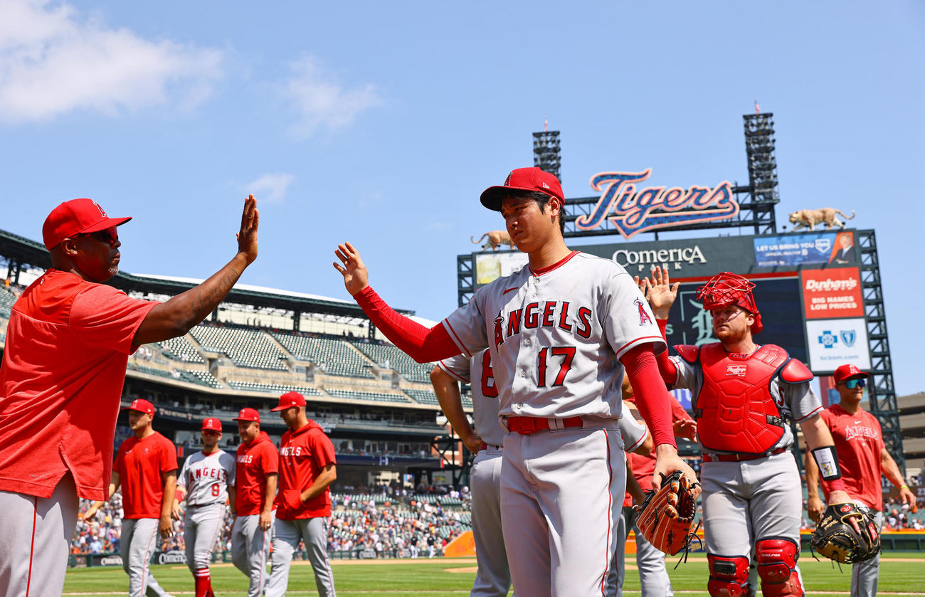 タイガース対エンゼルス　完封勝利を挙げナインとタッチを交わすエンゼルス先発の大谷（撮影・垰建太）