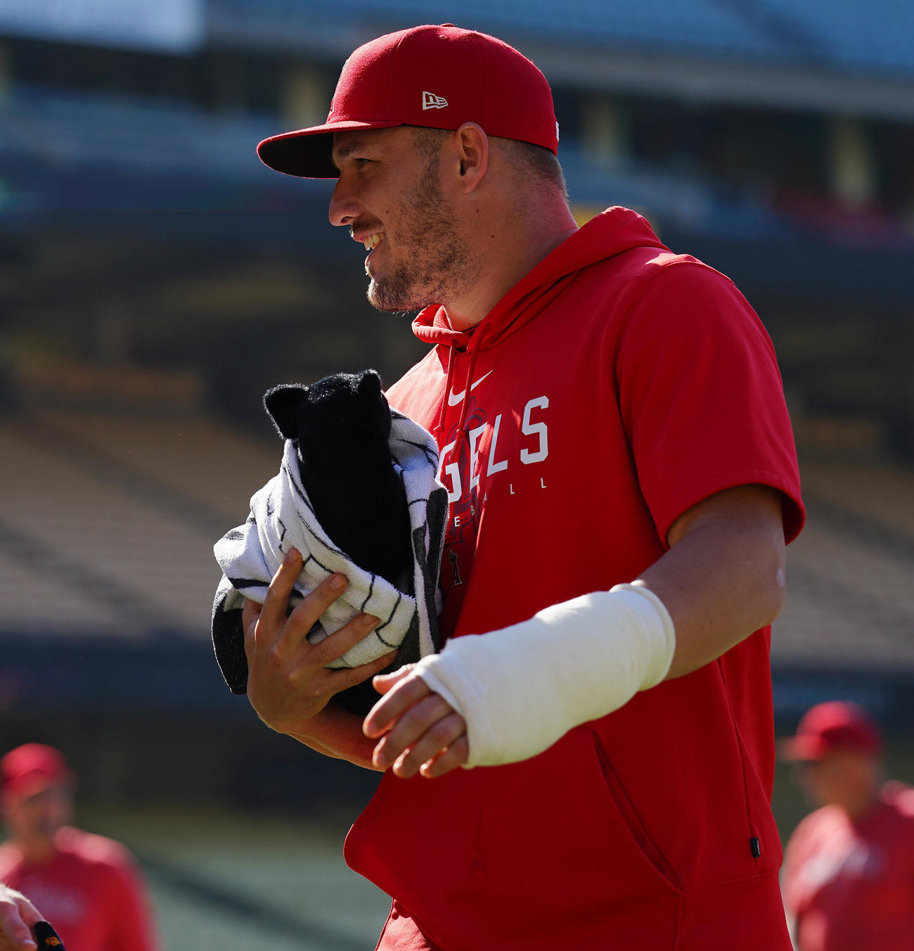 ドジャース対エンゼルス　試合前練習に猫のぬいぐるみを抱くエンゼルスのトラウト（2023年7月7日）