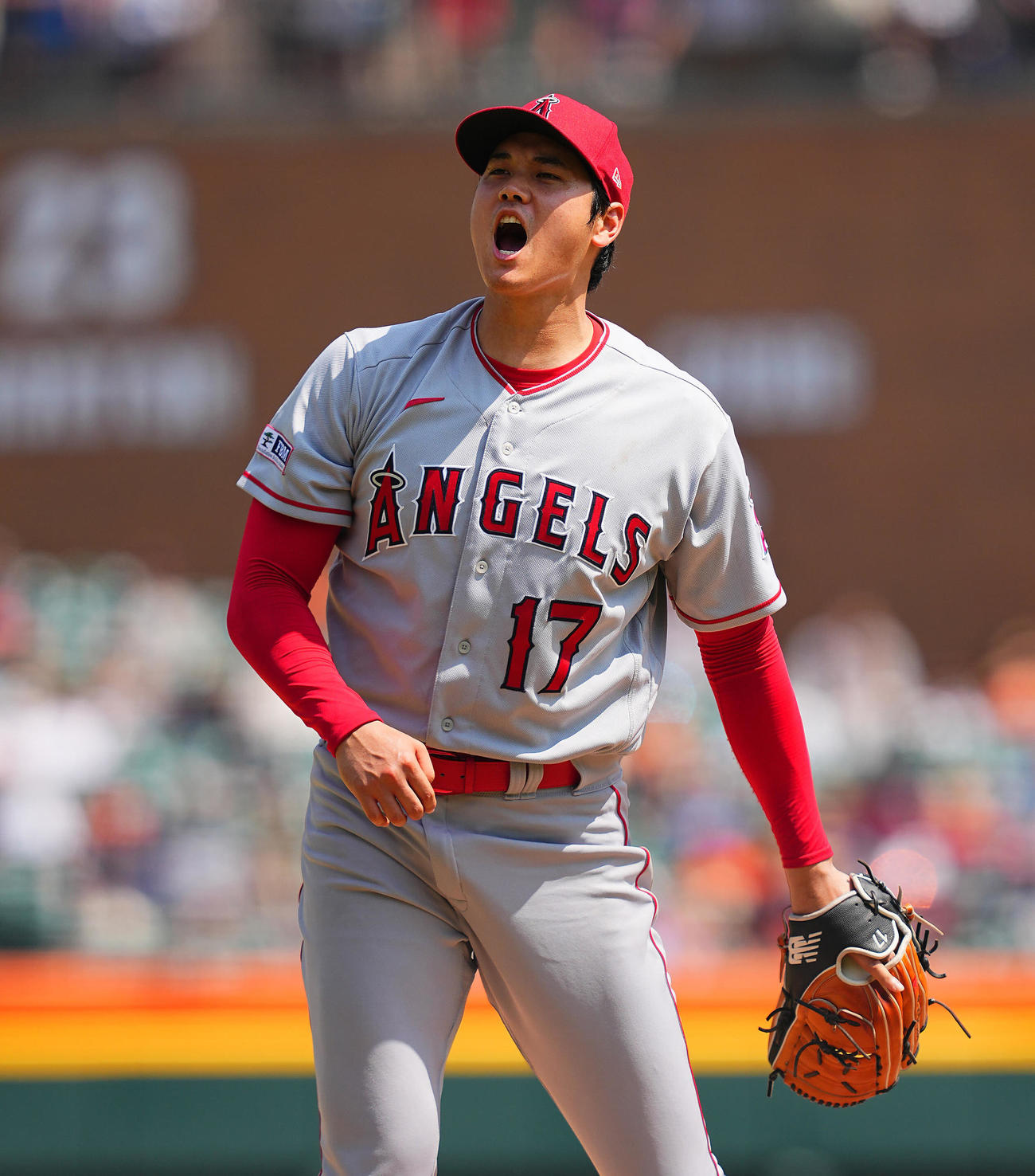 タイガース対エンゼルス・第1試合　8回裏タイガース2死二塁、ショートの打ち上げた打球に声をあげる大谷（撮影・垰建太）