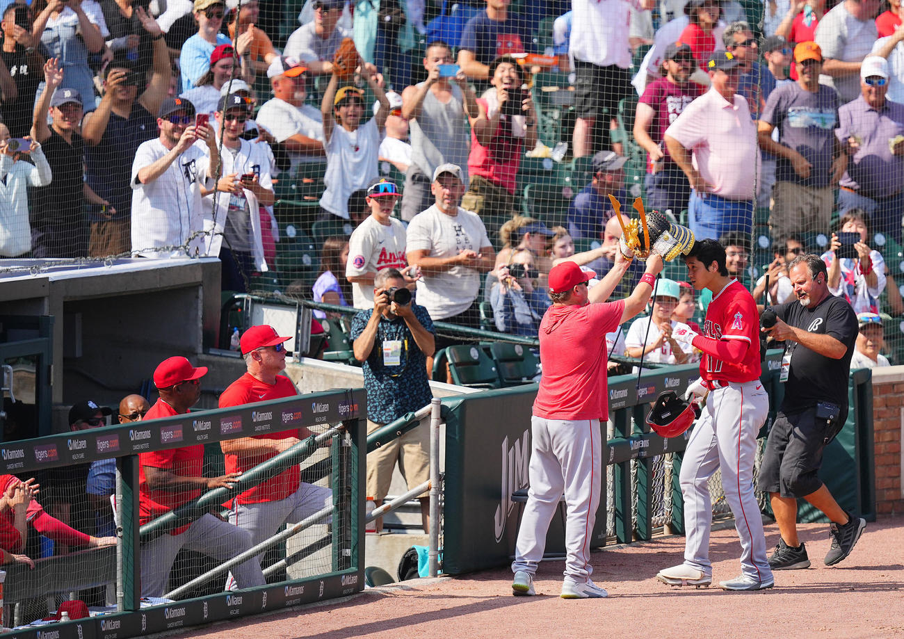 タイガース対エンゼルス・第2試合　2回表エンゼルス2死一塁、左越え2点本塁打を放ちかぶとをかぶる大谷（右）（撮影・垰建太）