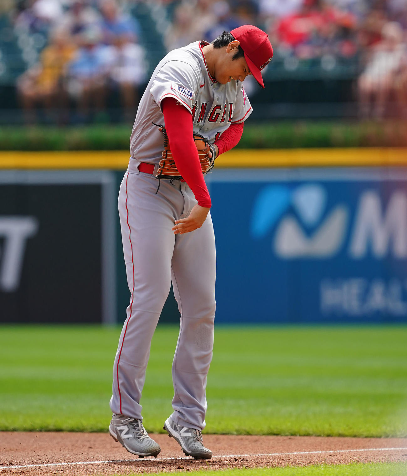 タイガース対エンゼルス・第1試合　2回裏タイガース無死、一ゴロのカーペンターの左手と右腕が交錯し苦悶の表情を浮かべる大谷（撮影・垰建太）