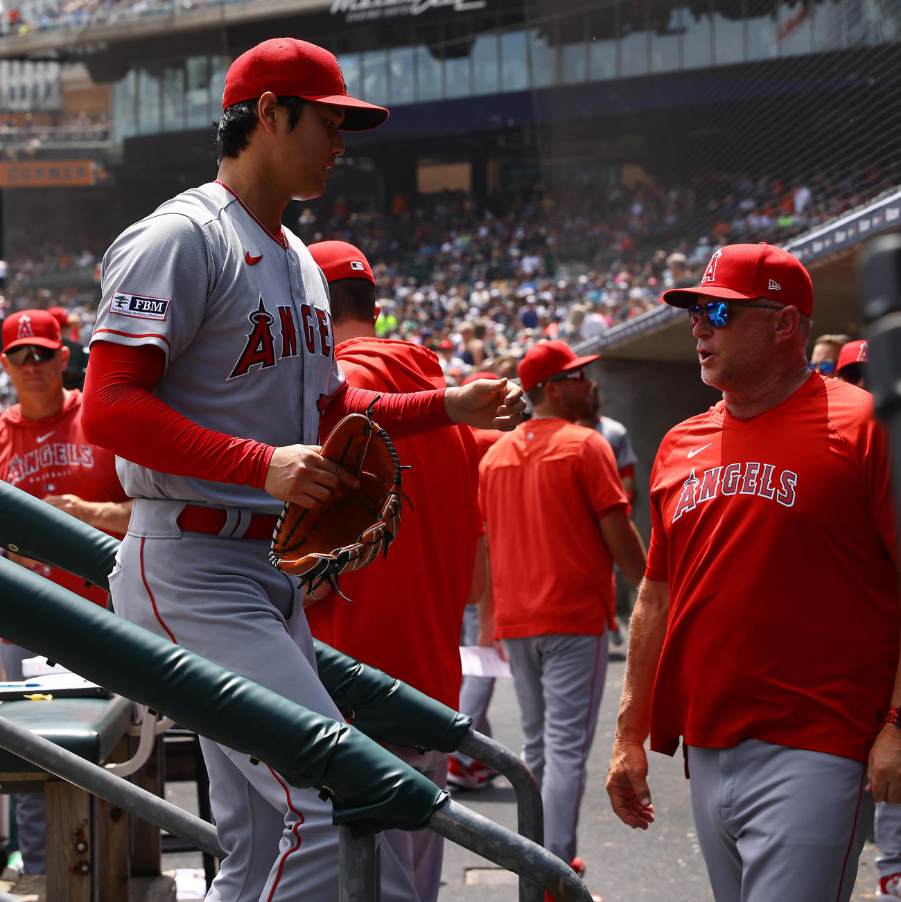 タイガース対エンゼルス・第1試合　1回裏タイガースの攻撃を無失点に抑えたエンゼルス先発の大谷（左）を出迎えるネビン監督（撮影・垰建太）
