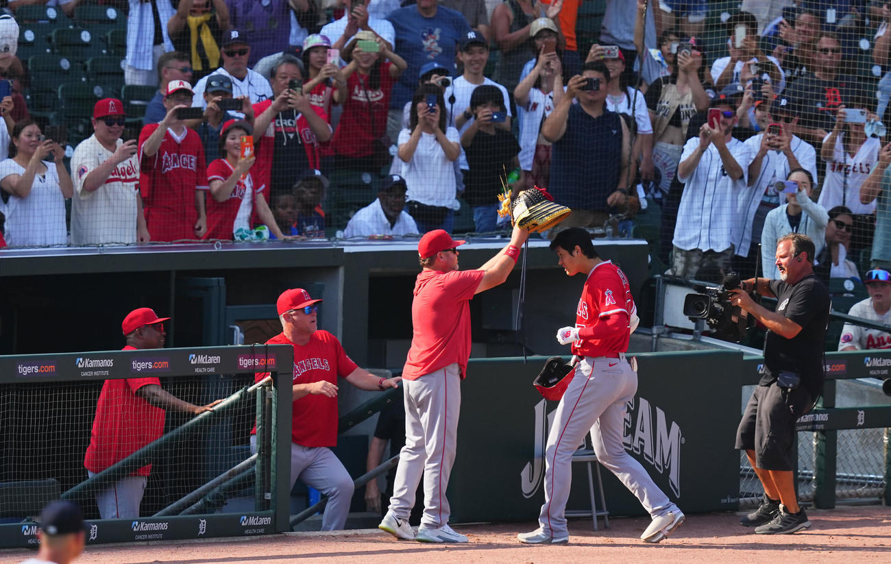 タイガース対エンゼルス・第2試合　4回表エンゼルス2死、2打席連続となるソロ本塁打を放つ大谷（右から2人目）は盛り上がるファンの中、かぶとをかぶる（撮影・垰建太）