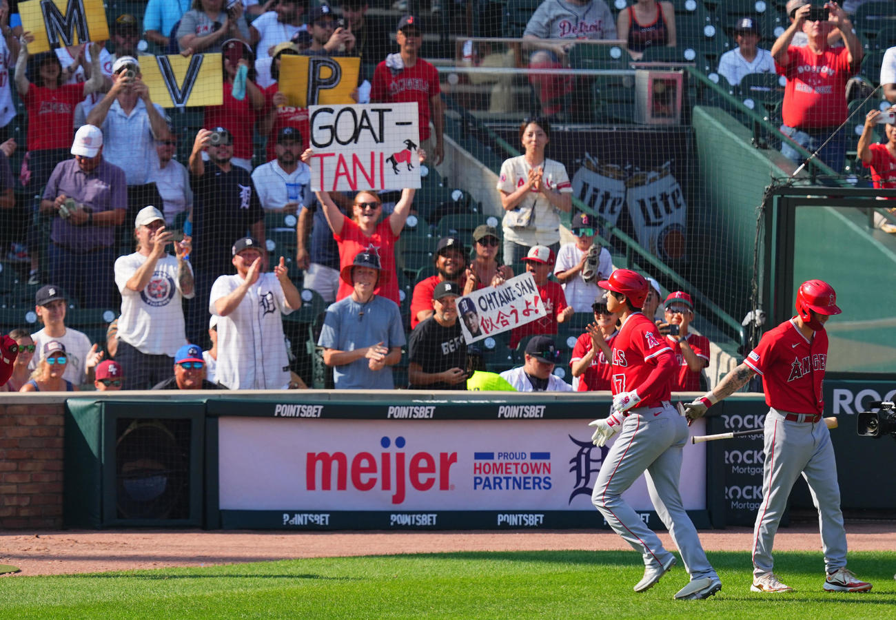 タイガース対エンゼルス・第2試合　4回表エンゼルス2死、2打席連続となるソロ本塁打を放つ大谷（右から2人目）は盛り上がるファンの中、ベンチへもどる（撮影・垰建太）