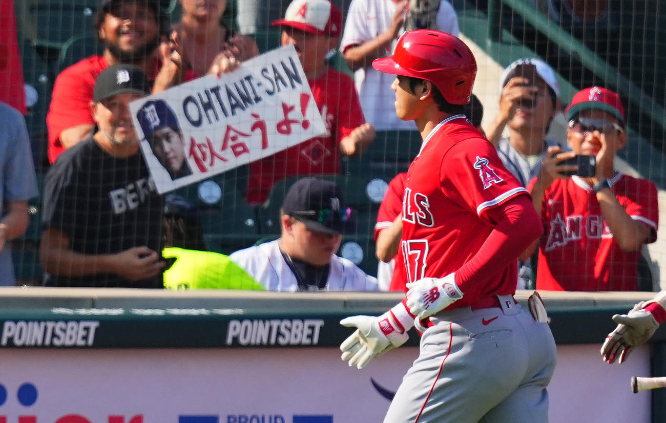 タイガース対エンゼルス・第2試合　4回表エンゼルス2死、2打席連続となるソロ本塁打を放つ大谷はトレードを諦めないタイガースファンを横目にベンチに戻る（撮影・垰建太）