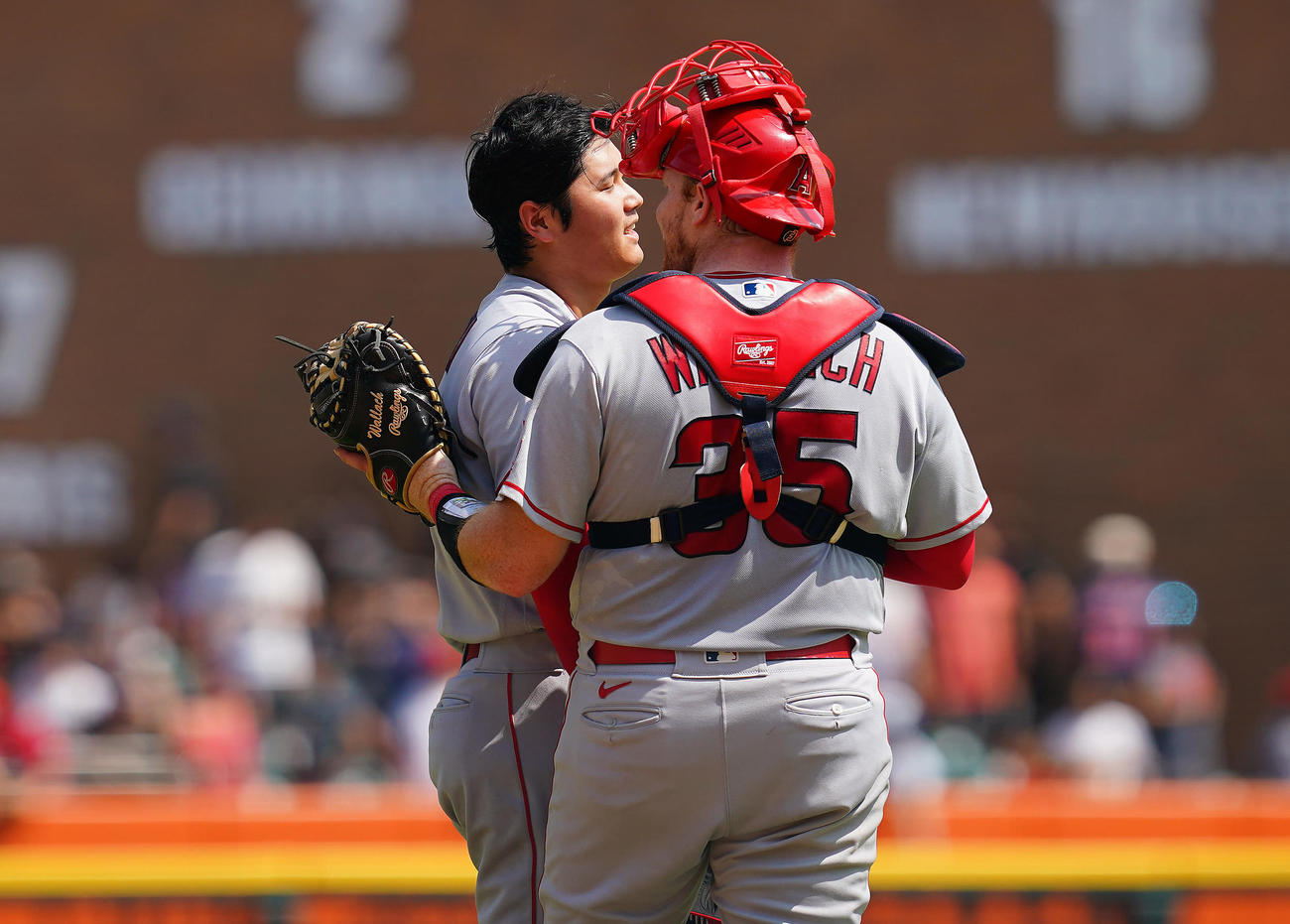 タイガース対エンゼルス・第1試合　完封勝利を挙げたエンゼルス大谷（左）は捕手のウォーラクから背中をたたかれほっとした表情を見せる（撮影・垰建太）
