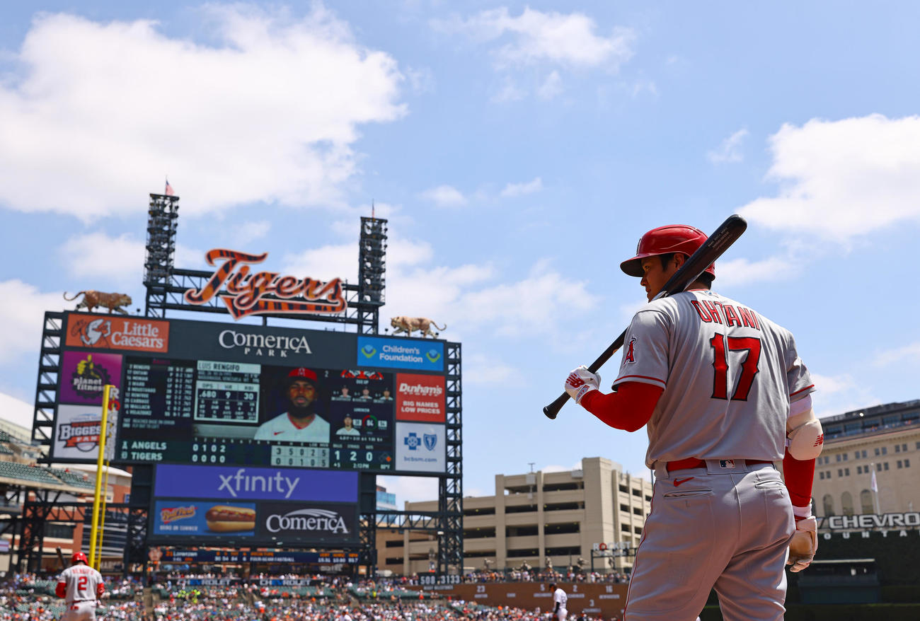 タイガース対エンゼルス・第1試合　ネクスト・バッタースボックスで笑顔を見せるエンゼルス大谷（撮影・垰建太）