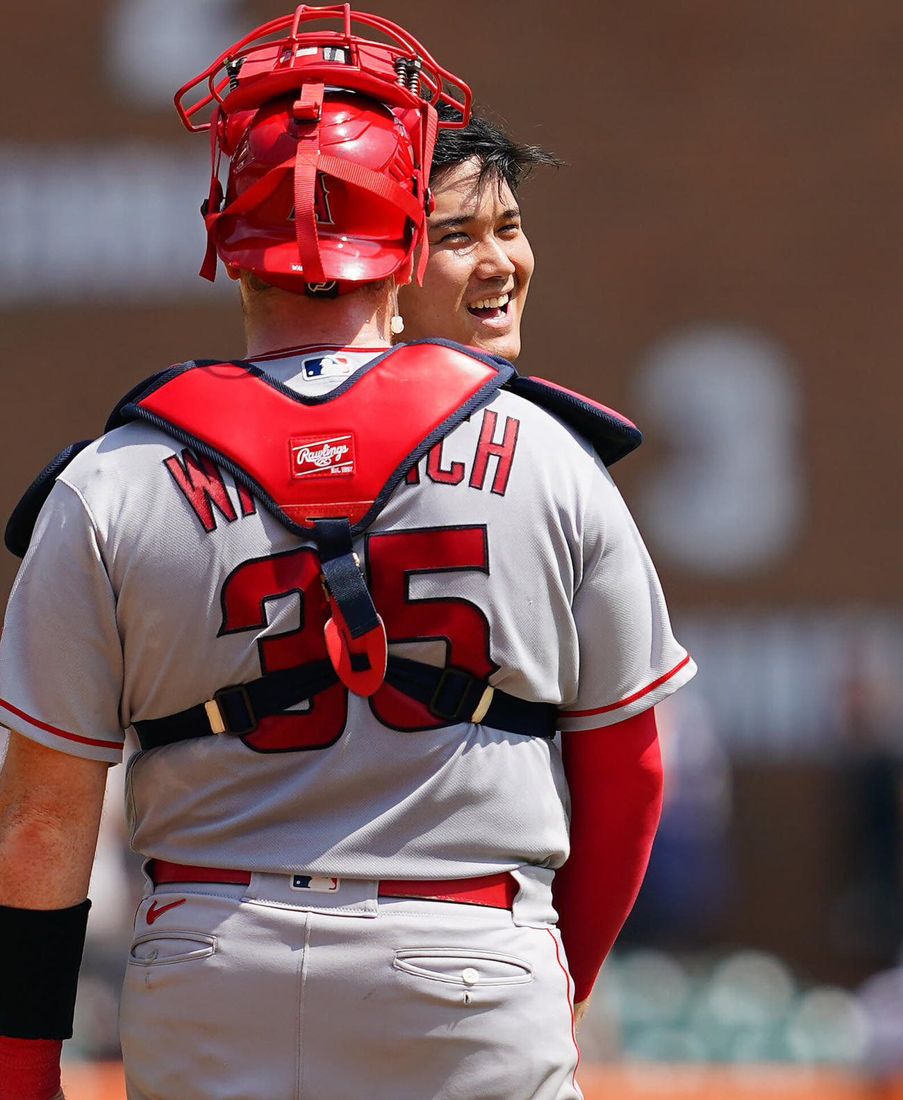 タイガース対エンゼルス・第1試合　完封勝利を挙げたエンゼルス大谷（右）は捕手のウォーラクに笑顔を見せる（撮影・垰建太）