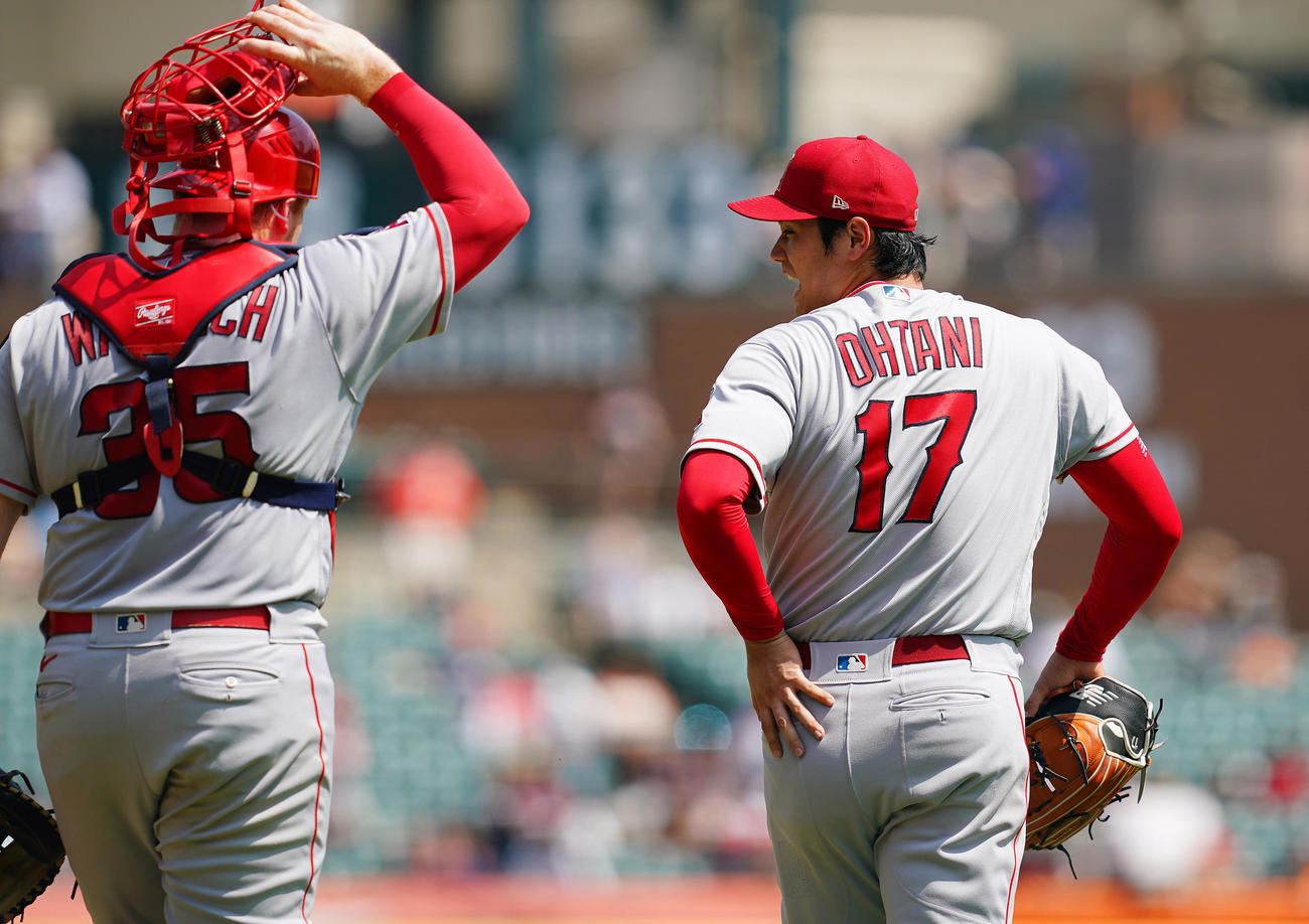 タイガース対エンゼルス・第1試合　完封勝利を挙げたエンゼルス大谷（右）は捕手のウォーラクと笑顔で言葉を交わす（撮影・垰建太）