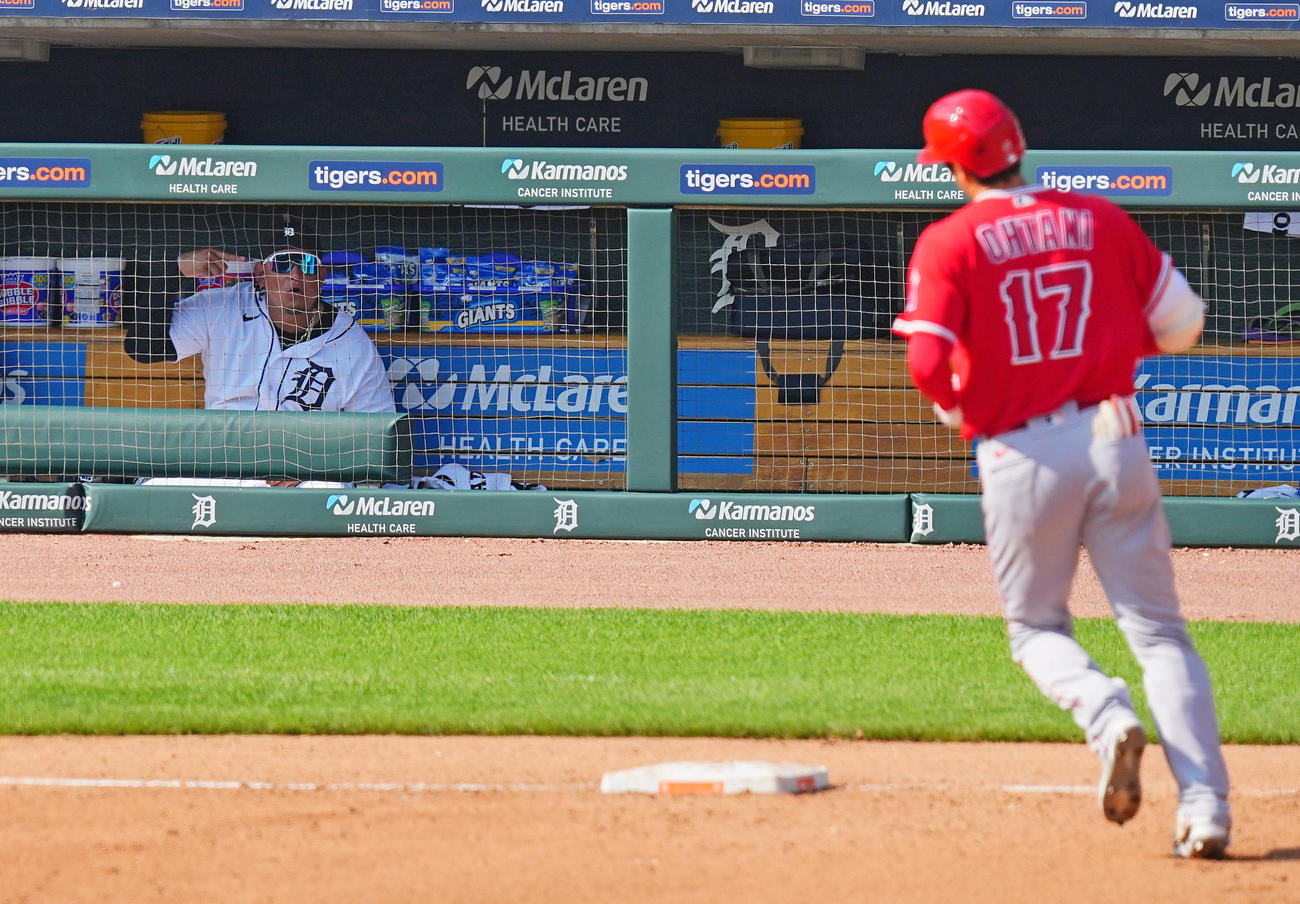 タイガース対エンゼルス・第2試合　4回表エンゼルス2死、2打席連続となるソロ本塁打を放つ大谷（手前）に思わずベンチからジェスチャーを送るカブレラ（撮影・垰建太）