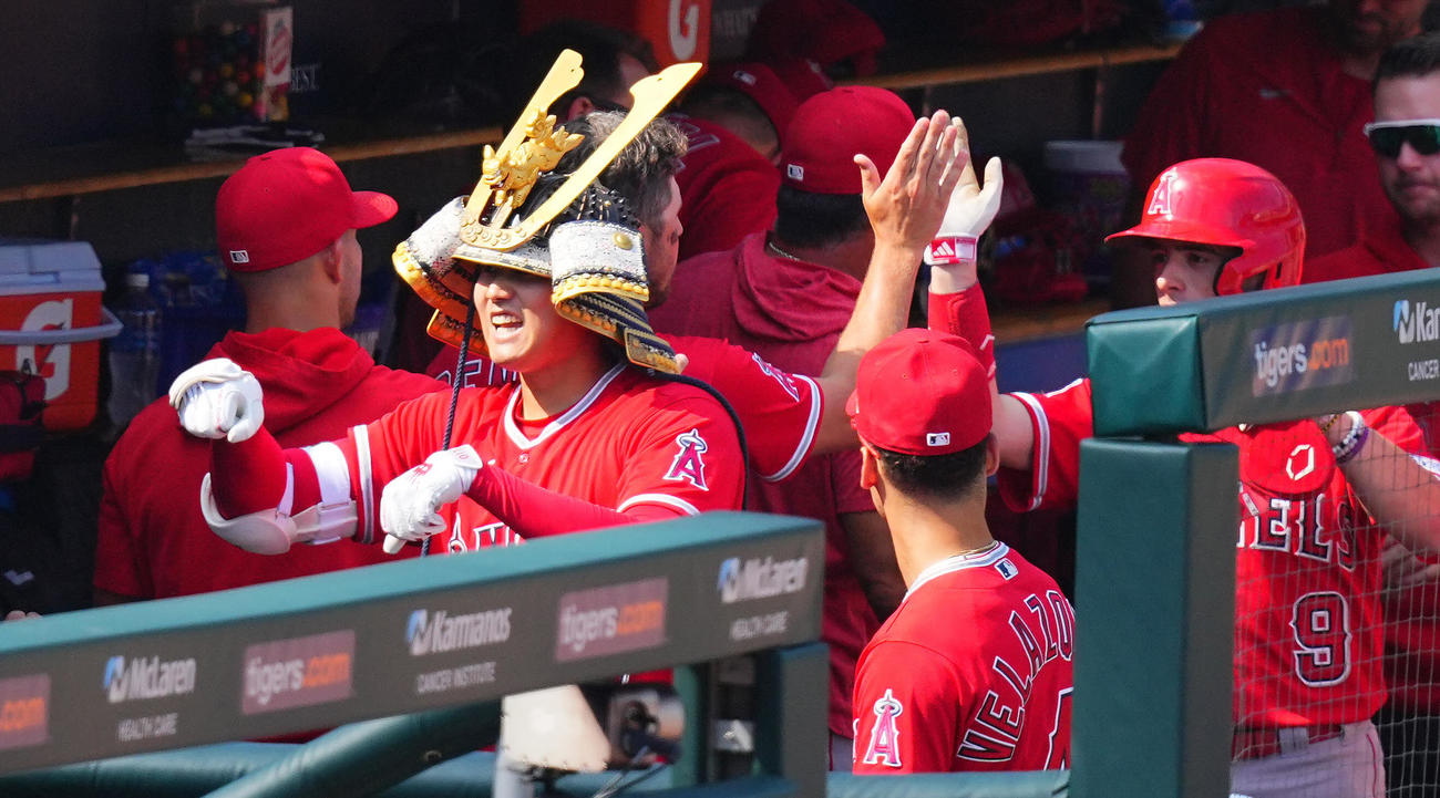 タイガース対エンゼルス・第2試合　2回表エンゼルス2死一塁、左越え2点本塁打を放ちかぶとをかぶりナインの出迎えを受ける大谷（撮影・垰建太）