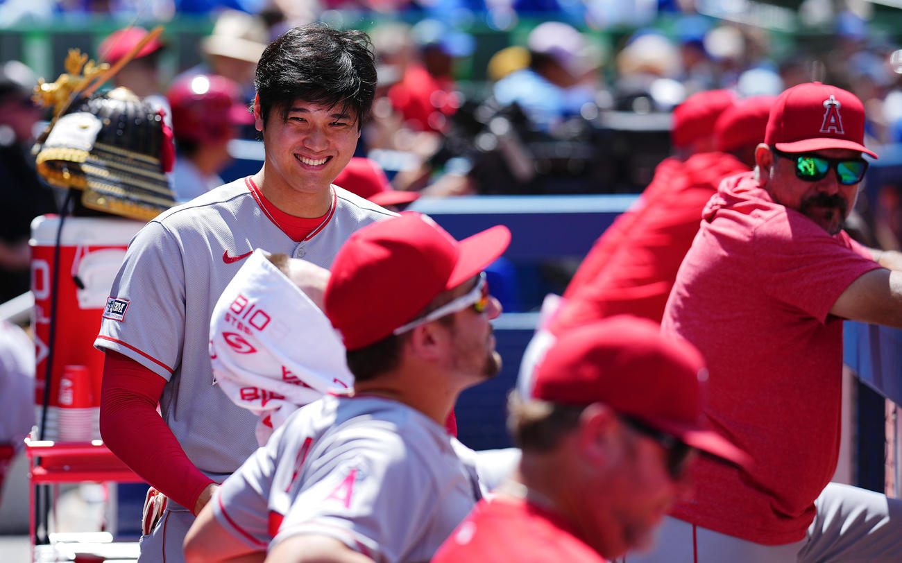 ブルージェイズ対エンゼルス　ベンチでナインと笑顔を見せるエンゼルス大谷（左）（撮影・垰建太）