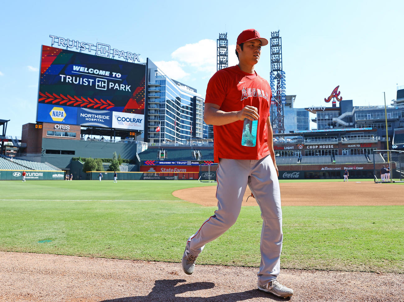 ブレーブス対エンゼルス　試合前投球練習を終え引き揚げるエンゼルス大谷（撮影・垰建太）