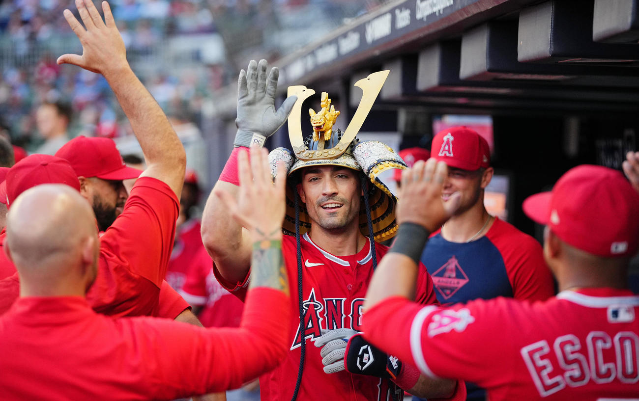 ブレーブス対エンゼルス　4回表エンゼルス無死、移籍後初のソロ本塁打を放ちかぶとをかぶるグリチェク（撮影・垰建太）