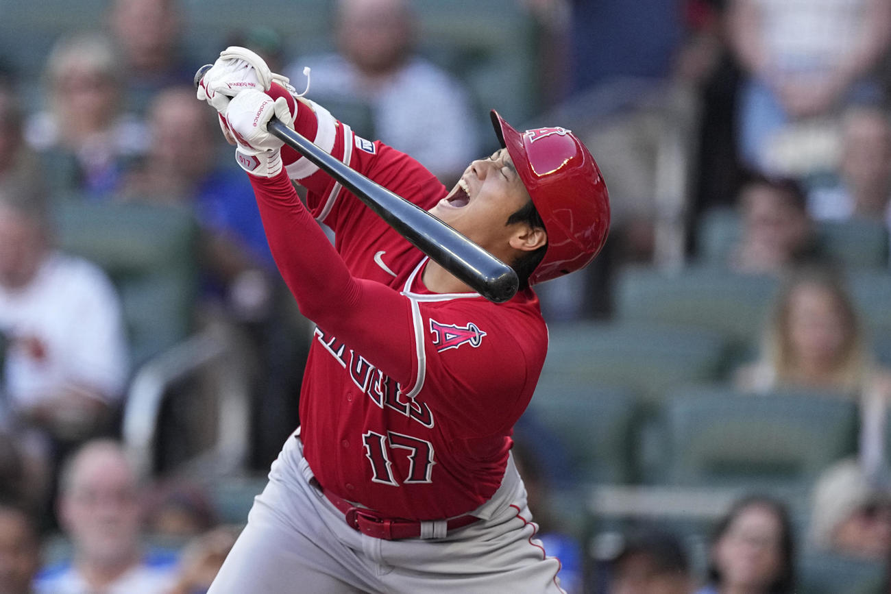 1回に死球を受けた大谷翔平は声を上げる（AP）