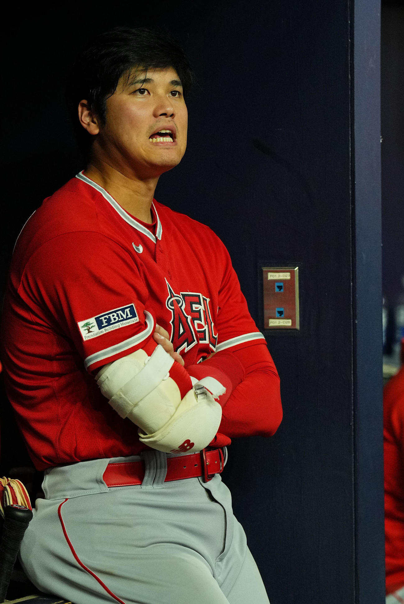 ブレーブス対エンゼルス　ベンチで腕を組み渋い表情で戦況を見つめるエンゼルス大谷（撮影・垰建太）