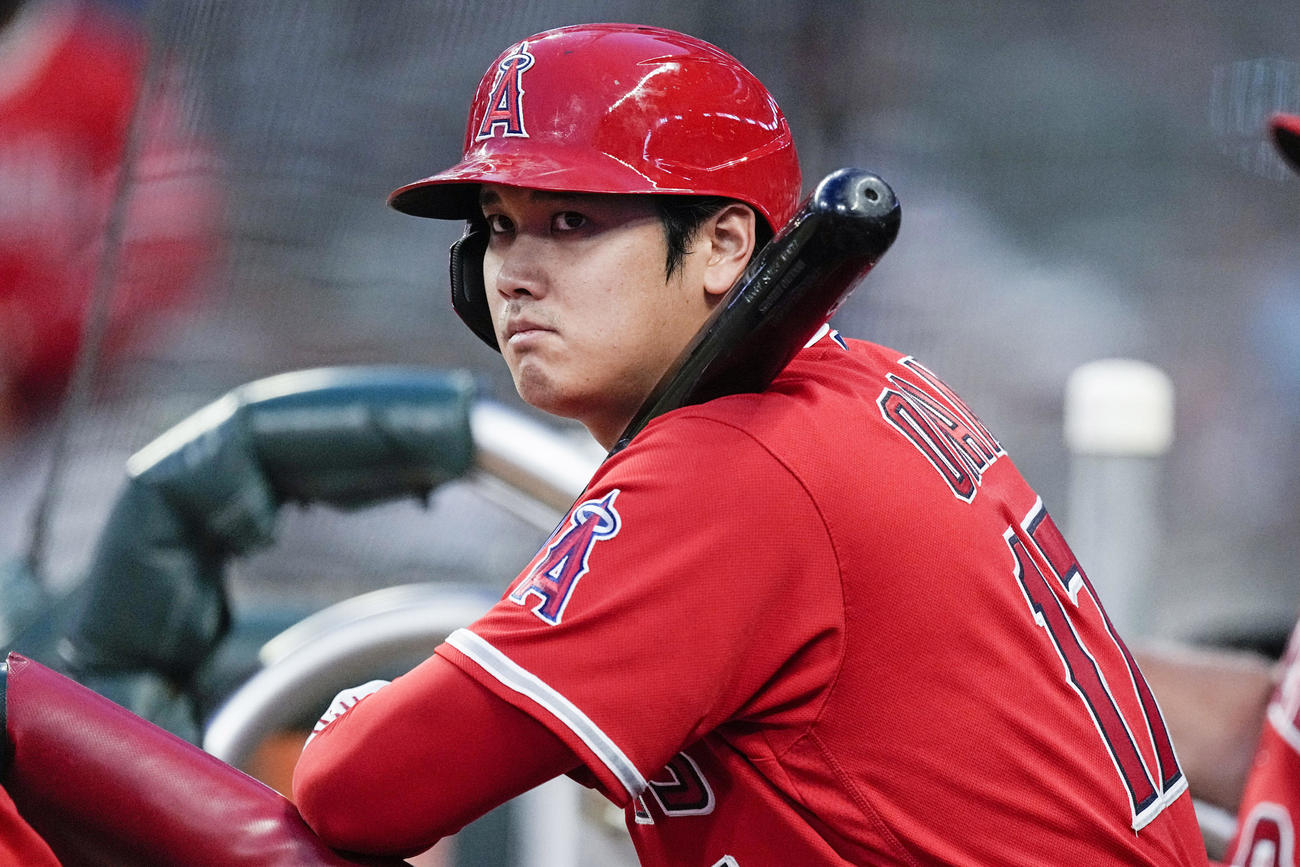 5回裏で打席を待つエンゼルスの大谷翔平(AP）