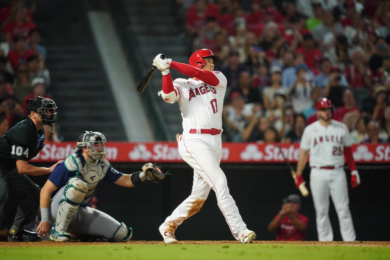 エンゼルス対マリナーズ　8回裏エンゼルス1死、40号のソロ本塁打を放つ大谷（撮影・垰建太）