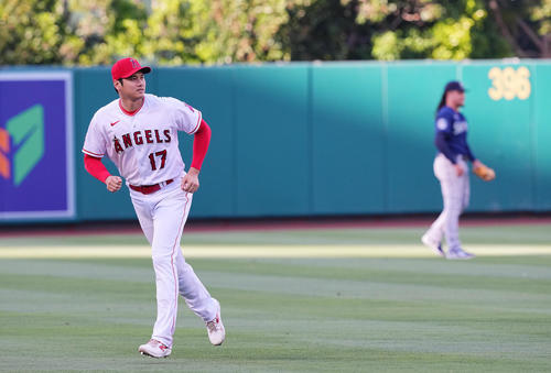 エンゼルス対マリナーズ　試合前、エンゼルス大谷翔平はウオーミングアップ中、練習中のマリナーズ先発のルイズ・カスティーヨ（右）と目を合わせ笑みを浮かべる（撮影・垰建太）