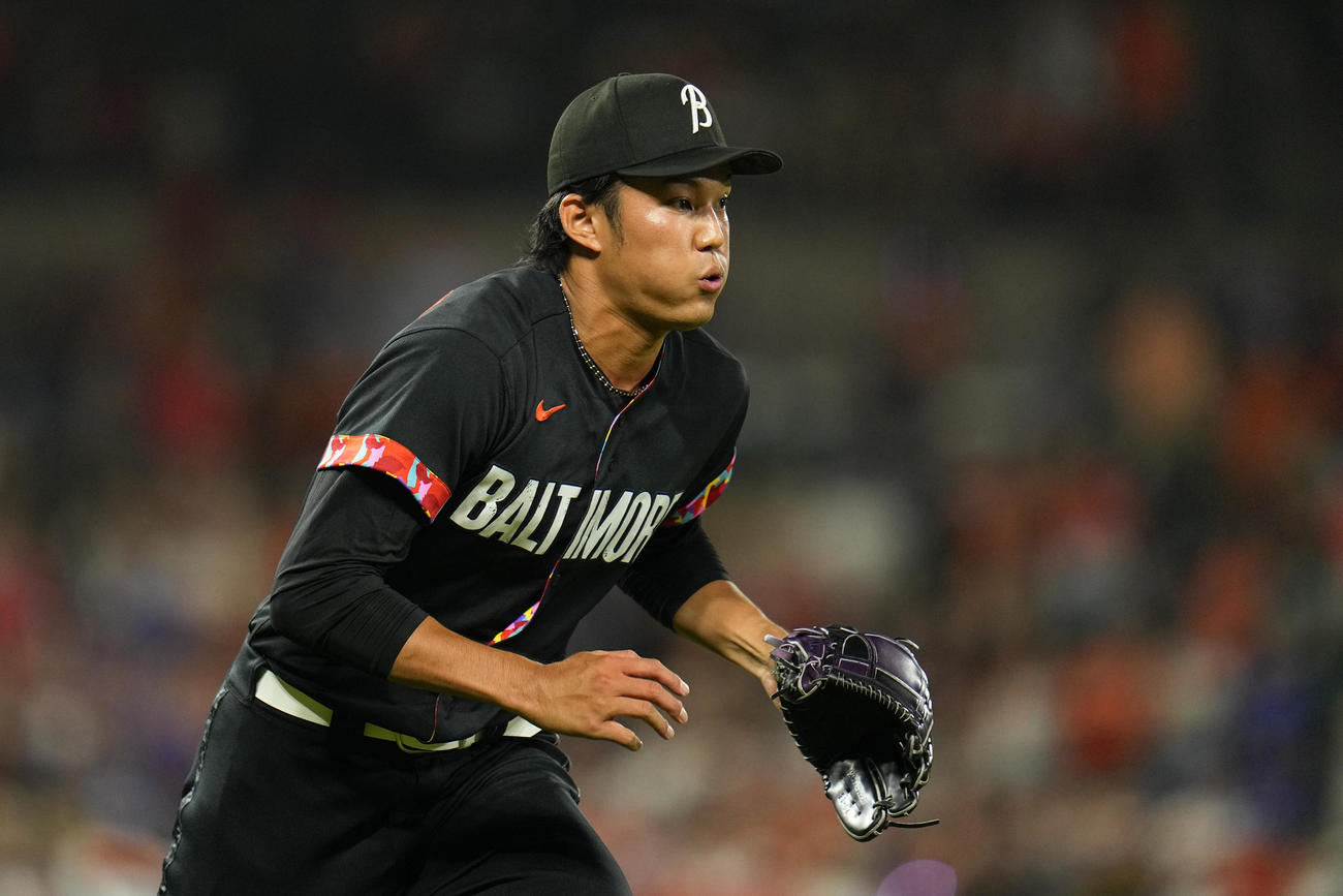 一塁のベースカバーに入る藤浪晋太郎（AP）
