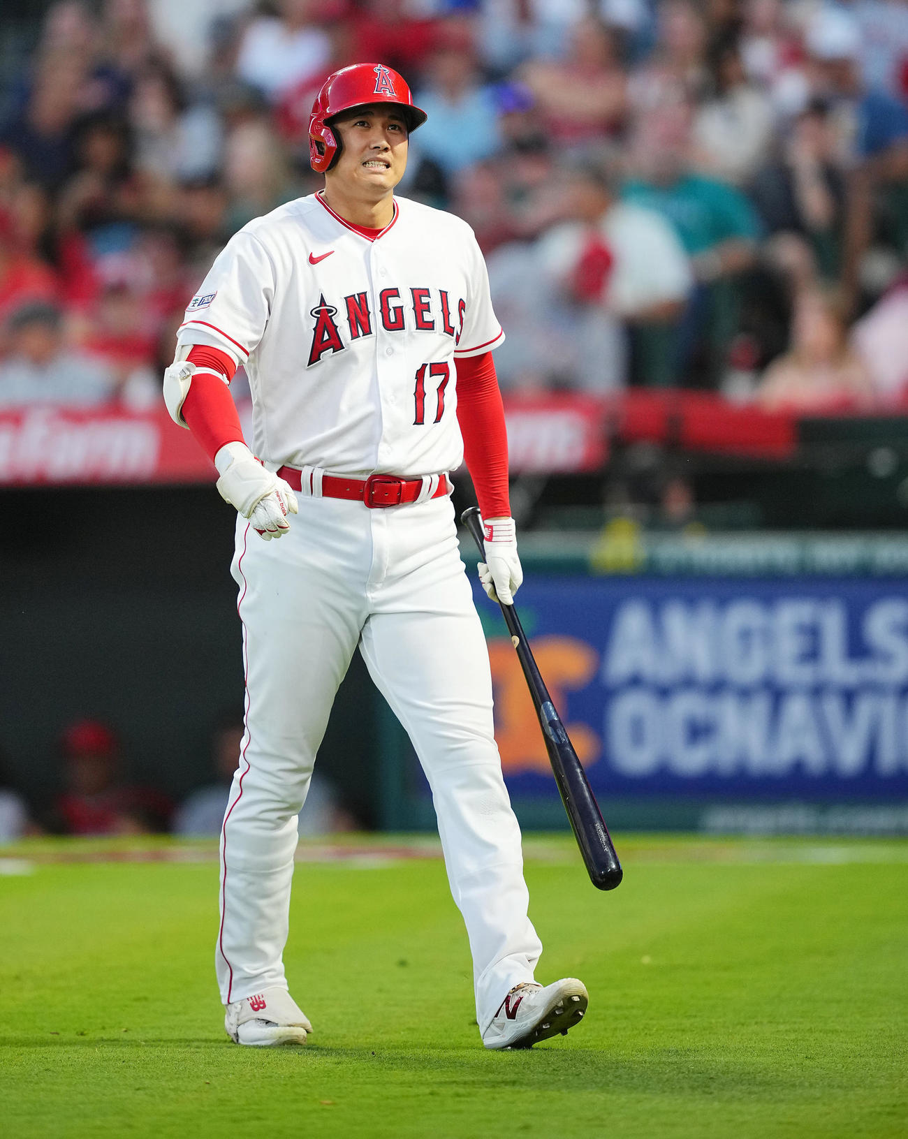 エンゼルス対マリナーズ　6回裏エンゼルス1死一塁、自打球の後に空振り三振に倒れ険しい表情で引き揚げる大谷（撮影・垰建太）