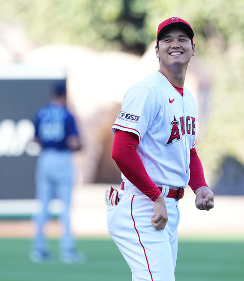 エンゼルス対マリナーズ　試合前、ウオーミングアップ中に笑顔を見せるエンゼルス大谷（撮影・垰建太）