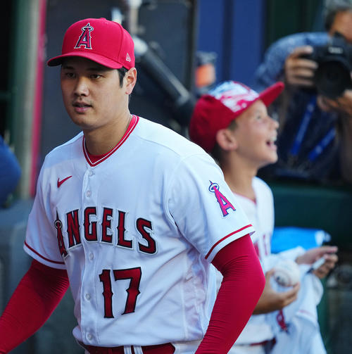 エンゼルス対マリナーズ　試合前、ウオーミングアップを終えたエンゼルス大谷（左）はベンチで少年のボールにサインして引き揚げる（撮影・垰建太）
