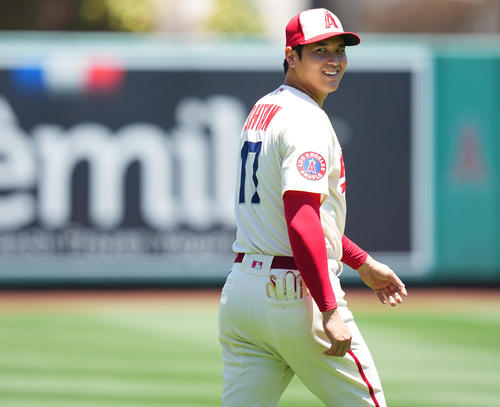 エンゼルス対マリナーズ　試合前、笑顔を見せるエンゼルス大谷（撮影・垰建太）
