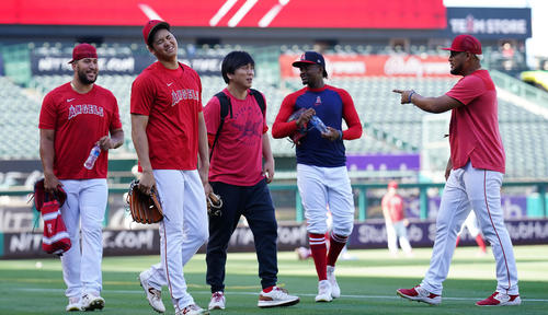 エンゼルス対ジャイアンツ　試合前、投球練習を終えナインと笑顔を見せながら引き揚げるエンゼルス大谷（左から2人目）（撮影・垰建太）