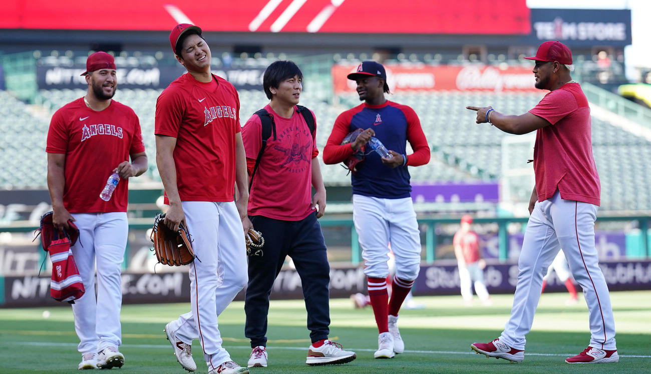 エンゼルス対ジャイアンツ　試合前、投球練習を終えナインと笑顔を見せながら引き揚げるエンゼルス大谷（左から2人目）（撮影・垰建太）