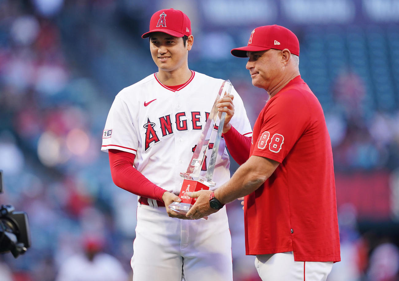 エンゼルス対ジャイアンツ　試合前、7月の月間MVPのエンゼルス大谷（左）はネビン監督とトロフィーを手に写真に納まる（撮影・垰建太）