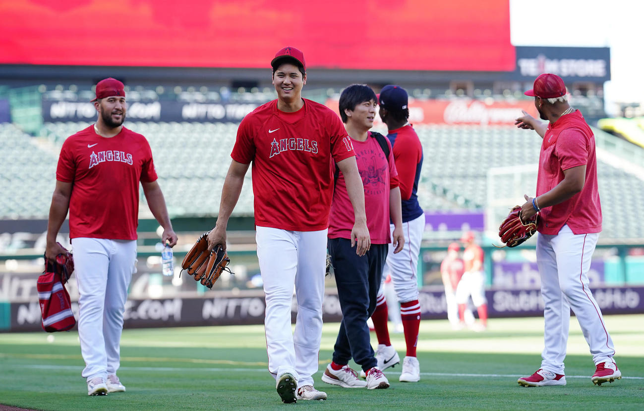 エンゼルス対ジャイアンツ　試合前、投球練習を終えナインと笑顔を見せながら引き揚げるエンゼルス大谷（左から2人目）（撮影・垰建太）