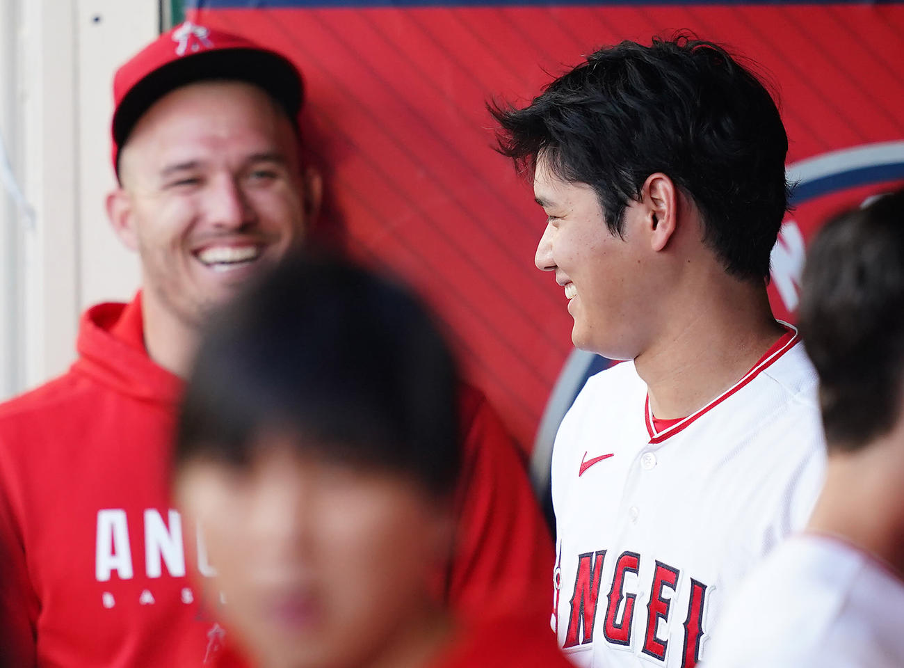 エンゼルス対ジャイアンツ　ベンチで談笑するエンゼルス大谷（右）とトラウト（撮影・垰建太）