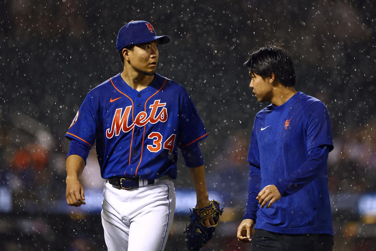 雨が降る中グラウンドを離れるカブスの千賀滉大（AP）