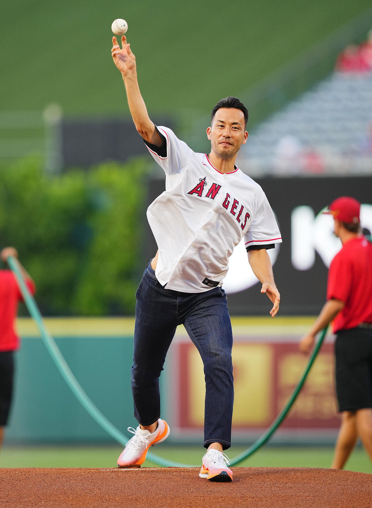 エンゼルス対ジャイアンツ　試合前、始球式を行うロサンゼルス・ギャラクシーの吉田（撮影・垰建太）