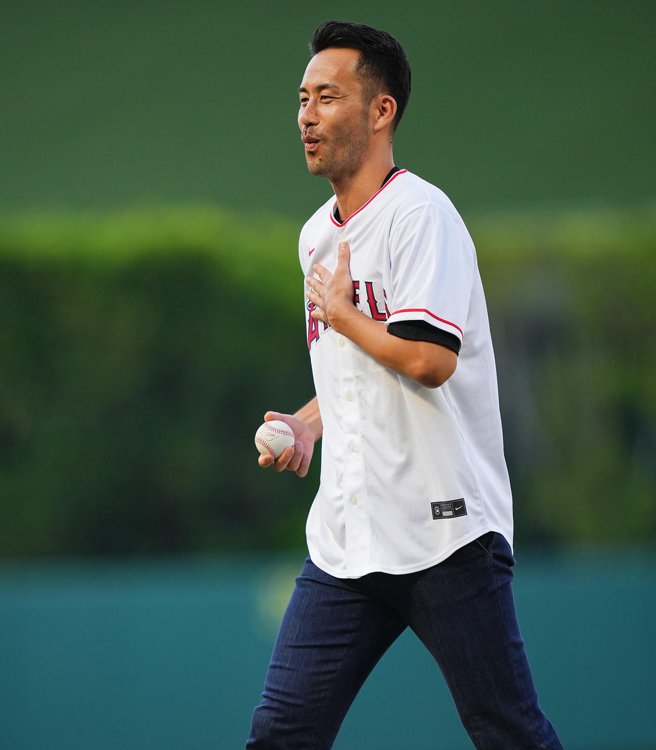 エンゼルス対ジャイアンツ　試合前、始球式を務めほっとした表情のロサンゼルス・ギャラクシーの吉田（撮影・垰建太）