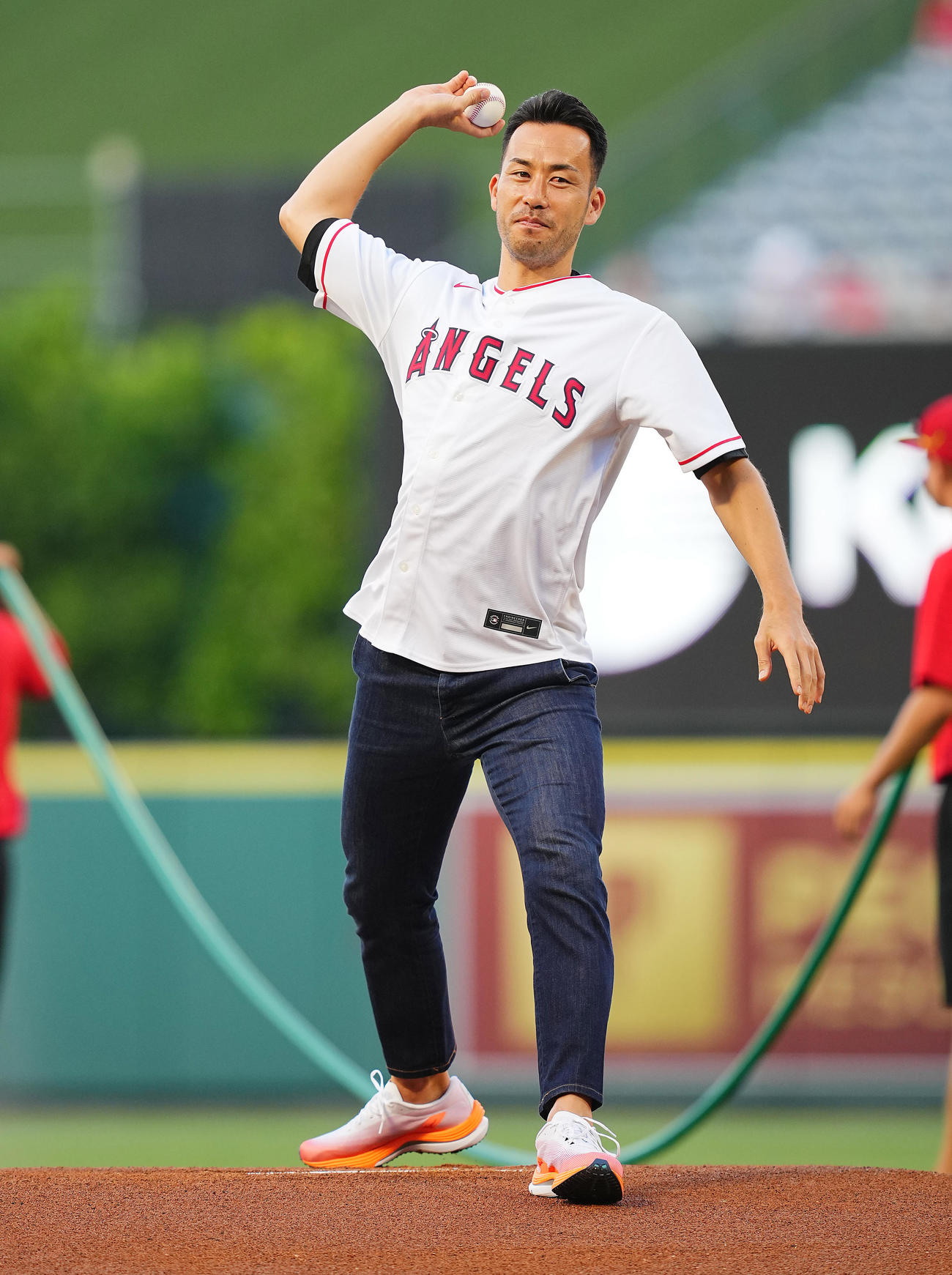 エンゼルス対ジャイアンツ　試合前、始球式を行うロサンゼルス・ギャラクシーの吉田（撮影・垰建太）