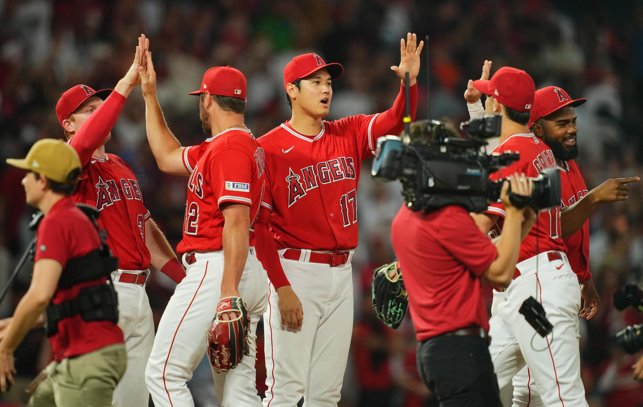 エンゼルス対ジャイアンツ　ジャイアンツに勝利しナインを出迎えるエンゼルス大谷（中央）（撮影・垰建太）
