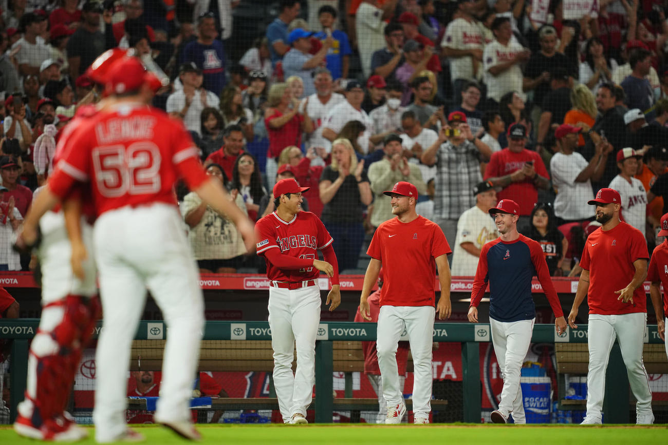 エンゼルス対ジャイアンツ　ジャイアンツに勝利し笑顔でナインを出迎えに向かうエンゼルス大谷（中央左）（撮影・垰建太）
