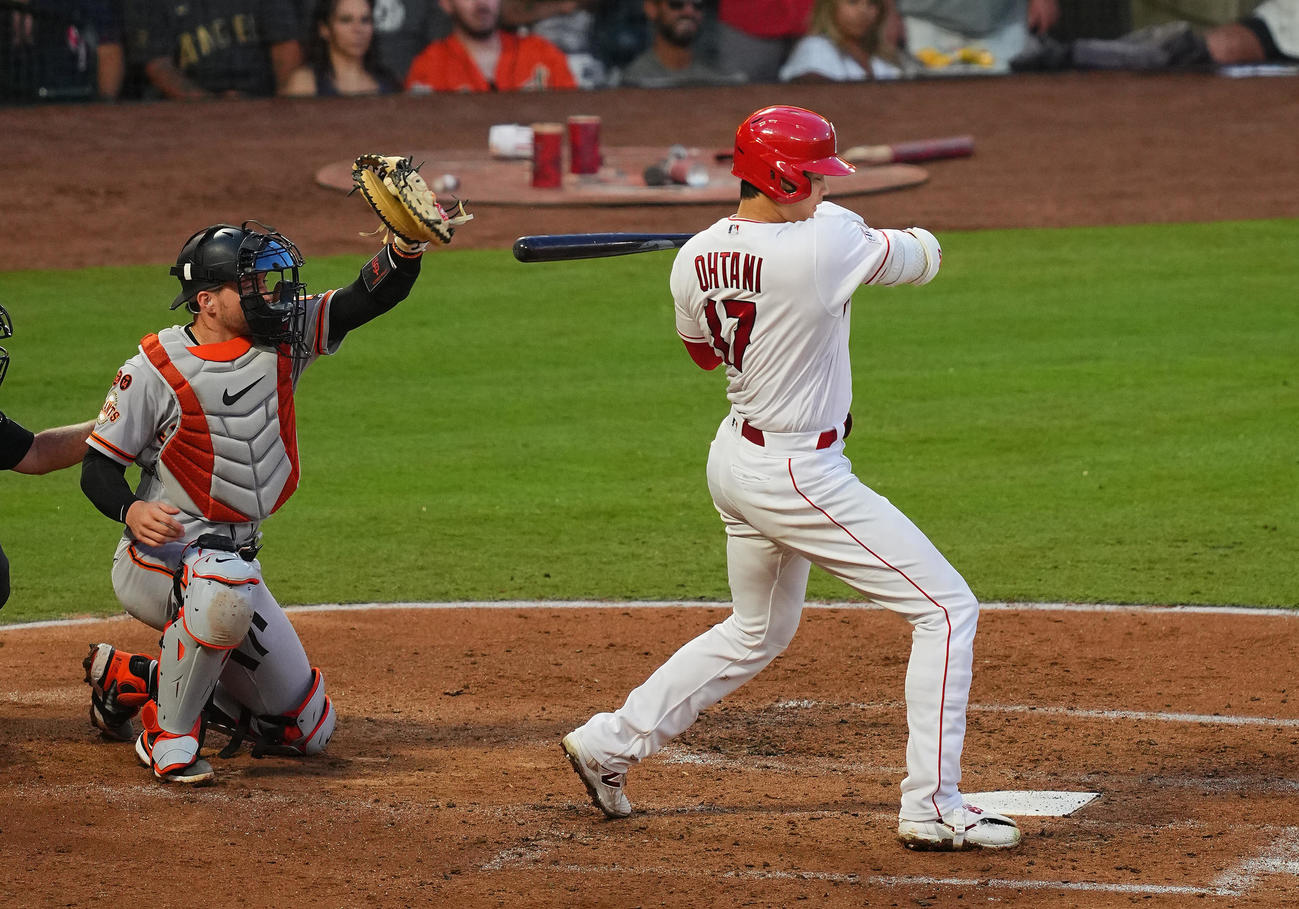 エンゼルス対ジャイアンツ　3回裏エンゼルス1死一塁、内角高めのボールを避ける大谷（撮影・垰建太）