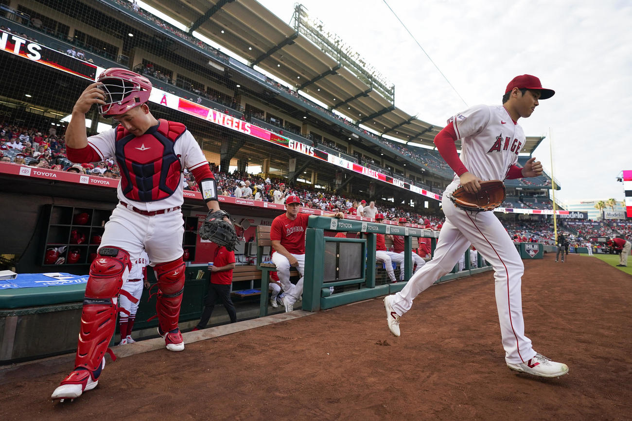フィールドに駆け出す大谷翔平（右）とタイス（AP）