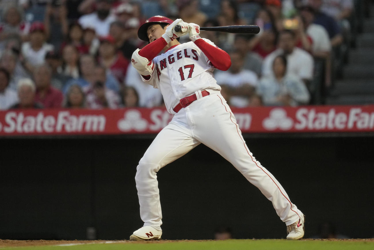 3回、インコースの投球をよける大谷翔平（AP）