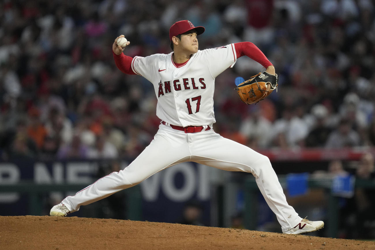 ジャイアンツ戦の5回に投球する大谷翔平（AP）