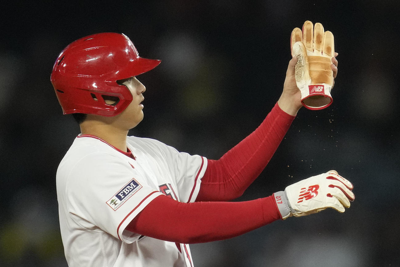 8回、二塁ベース上でグローブの泥をはらう大谷翔平（AP）