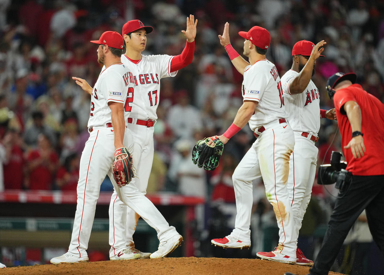 エンゼルス対ジャイアンツ　ジャイアンツに勝利し10勝目を挙げたエンゼルス大谷（左から2人目）はナインを出迎える（撮影・垰建太）