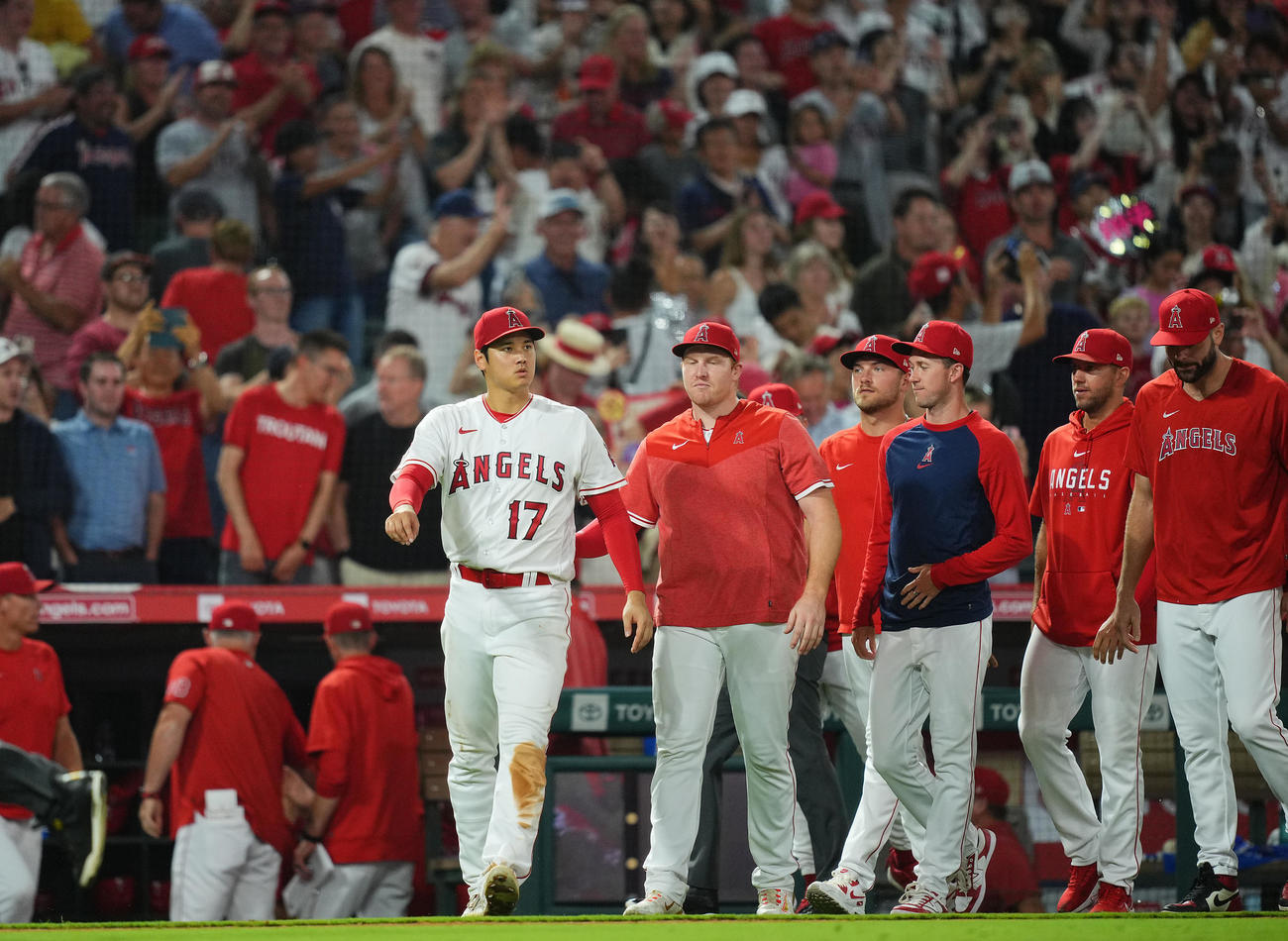 エンゼルス対ジャイアンツ　ジャイアンツに勝利しナインを出迎えに向かうエンゼルス大谷（左）（撮影・垰建太）